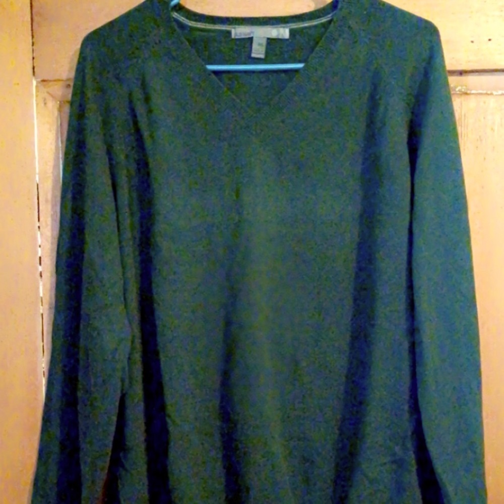 Men’s V-neck sweater